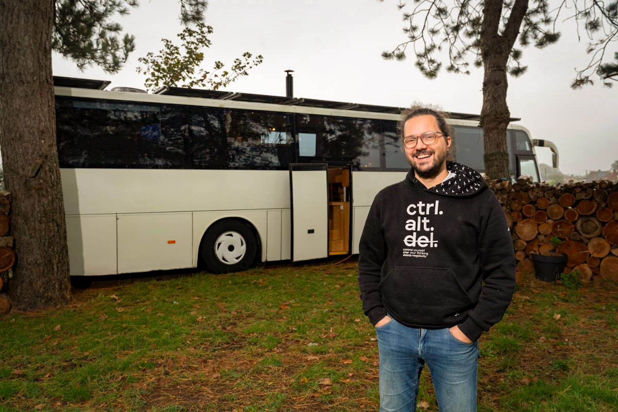 De Bustronaut geparkeerd in een ruig landschap tijdens zonsondergang